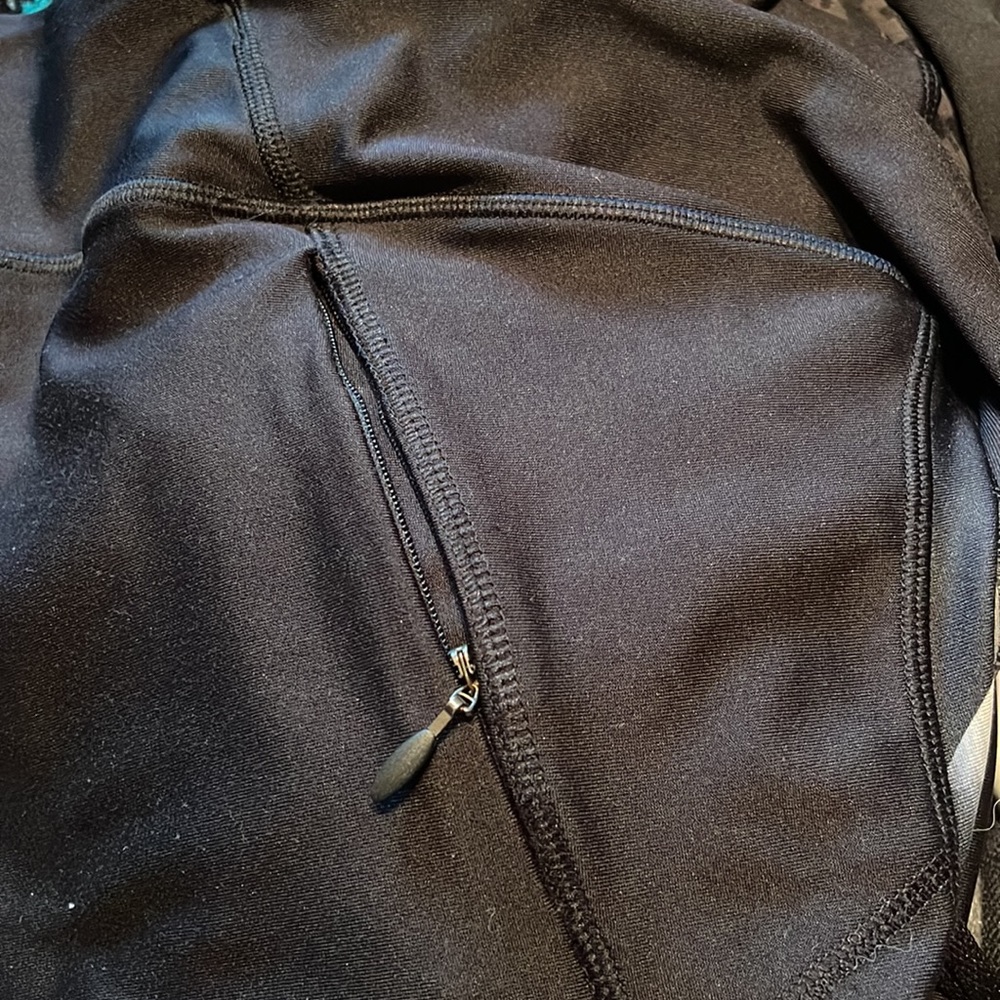 Under Armour Compression capri legging Sz L Blk/Gray 20” inseam w/zipper pocket - Picture 5 of 6